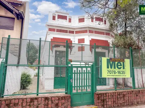 Casa en punto estratégico comercial de devoto