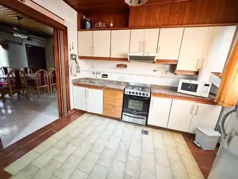 Casa 4 ambientes con 2 baños