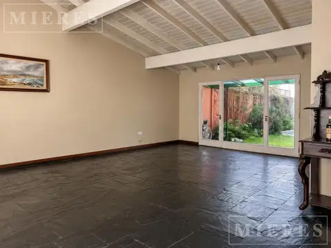 Casa de gran potencial ubicada en el Barrio Carreras en San Isidro.