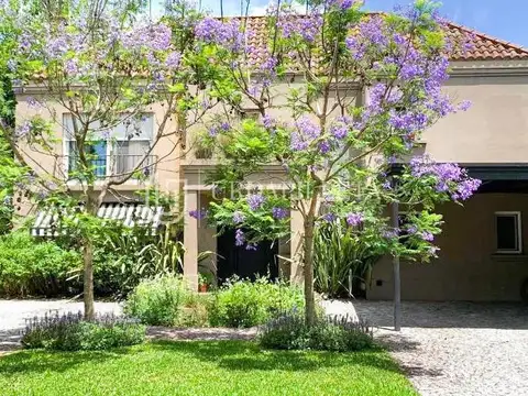 Casa sobre lote interno en Ayres de Pilar