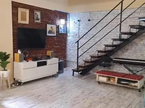 Venta Ph 4 Ambientes con Patio en Balvanera Venezuela 2000