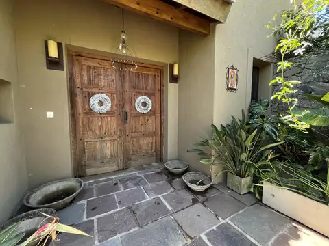 Casa 8 ambientes con 4 baños
