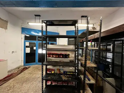 3 LOCALES COMERCIALES + 2 DEPARTAMENTOS + 100 MTRS LIBRES 