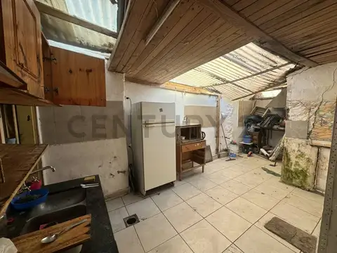 Century21 vende casa a precio de terreno, 3 dormitorios, 1 baño, living, cocina y patio.