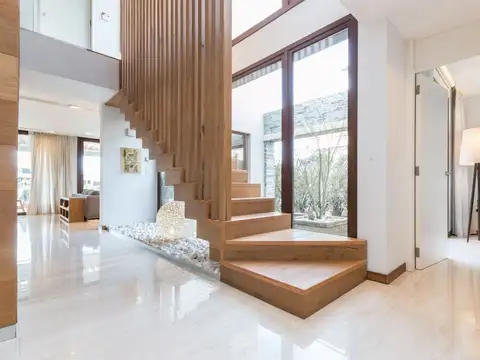 Casa 6 ambientes con 4 baños