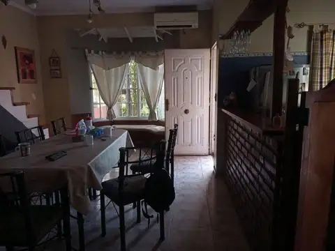 Casa 7 ambientes con 2 baños