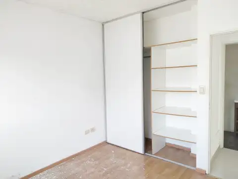 Depto de 2 Ambientes al frente c/balcon, super luminosos.