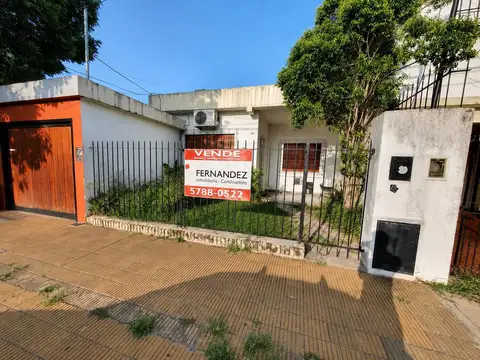 SOLIDA CASA DE 3 AMBIENTES (TIPO PH) EN PLANTA BAJA CON JARDIN O FONDO EN VENTA. OLIVOS
