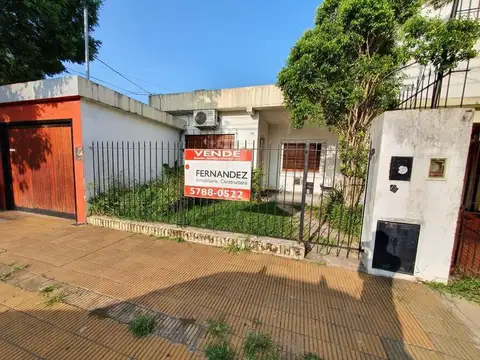 SOLIDA CASA DE 3 AMBIENTES (TIPO PH) EN PLANTA BAJA CON JARDIN O FONDO EN VENTA. OLIVOS