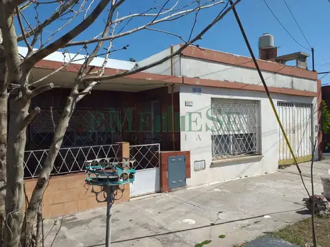 DOS CASAS EN UN LOTE - ISIDRO CASANOVA