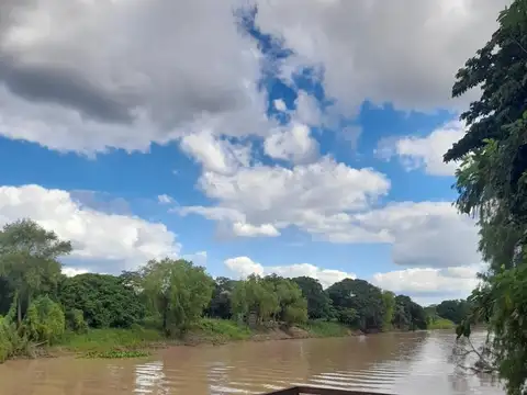 Casa sobre el rio tragadero, excelente ubicacion