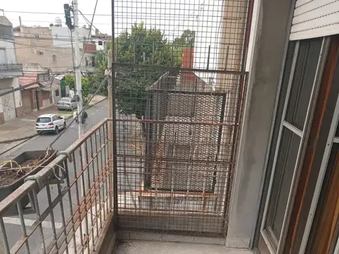 DEPTO de 131 m2 totales en PH de 3 amb en 1er PISO X ESCALERA CON TERRAZA PROPIA, QUINCHO