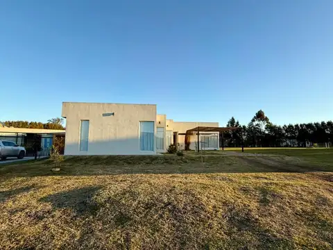 Casa en Alquiler con 2 cocheras