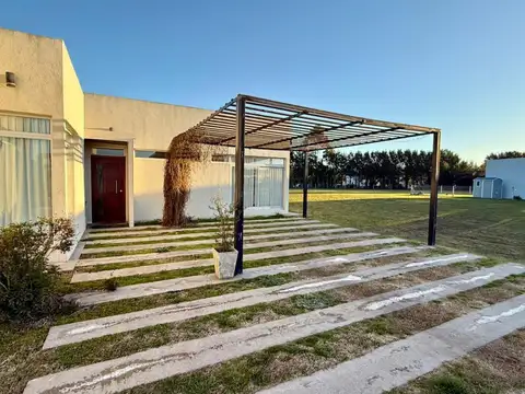 Casa 4 ambientes con 2 baños