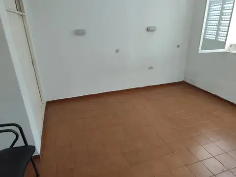 Casa 8 ambientes con 2 baños