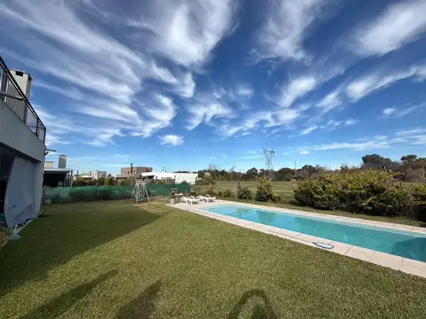Casa en Alquiler con 2 cocheras