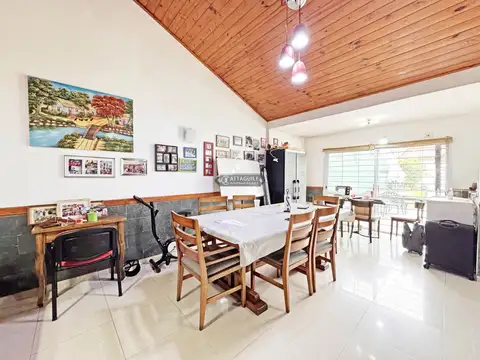 Casa en Venta con 2 cocheras