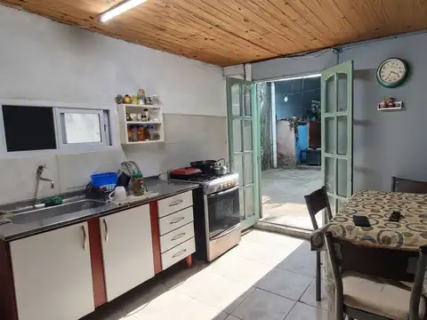 Venta de Casa con patio en Barranqueras.-