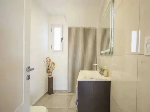 Casa en Alquiler con 3 cocheras
