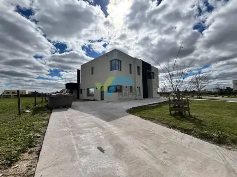 Casa 6 ambientes con 4 baños