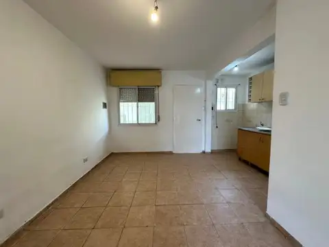 C. 162 383 entre Ameghino y Av. Zapiola , Piso 1