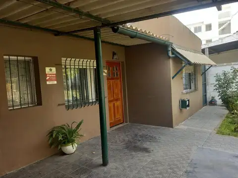 Casa 4 ambientes en venta en Berisso con quincho