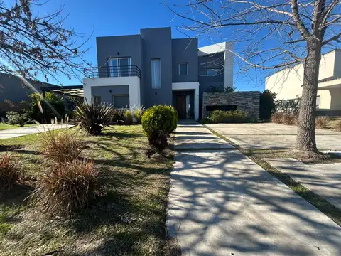 Casa en Venta con 6 cocheras