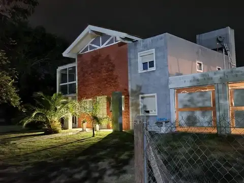 Casa en Venta con 4 cocheras