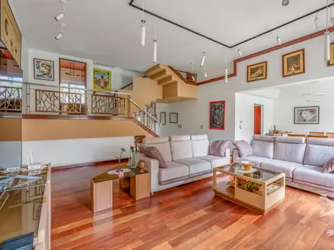 Casa en Venta con 3 cocheras