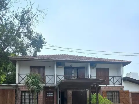 Casa en venta - 2 Dormitorios 4 Baños - Villa Gesell