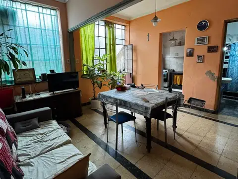 Casa 6 ambientes con 2 baños