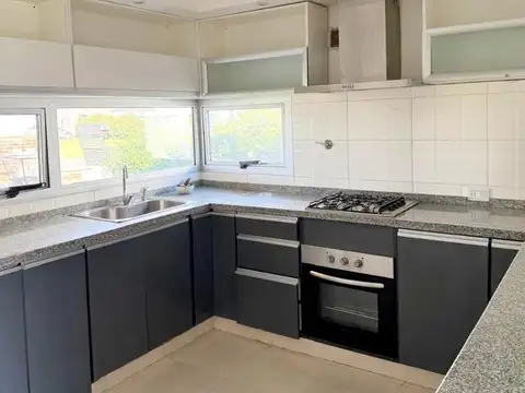 Casa en Alquiler con 4 cocheras