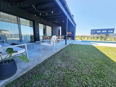 Casa en Venta con 4 cocheras