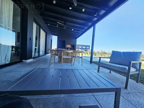 Casa 5 ambientes con 4 baños