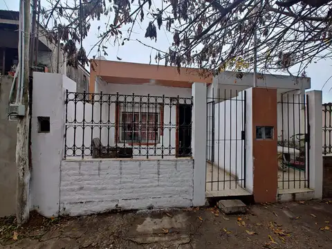 Casa y dos departamentos en venta en G. Catan