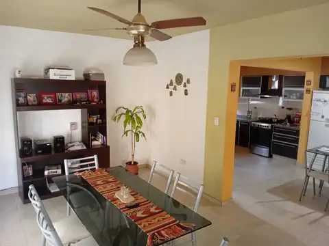Casa 4 ambientes con 2 baños