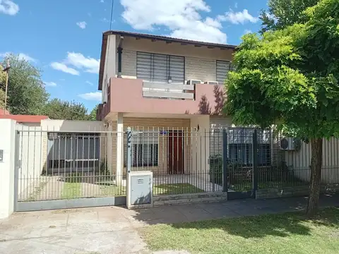 VENTA CASA CON PILETA Y QUINCHO EN MORENO