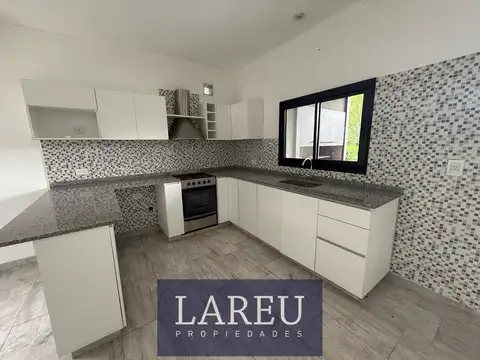 Casa en Alquiler con 2 cocheras