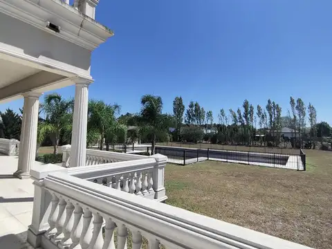 Av Caamaño