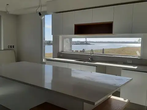 Casa en Alquiler con 2 cocheras