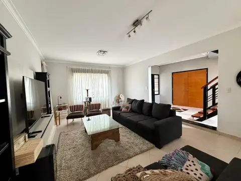 Casa 5 ambientes con 3 baños