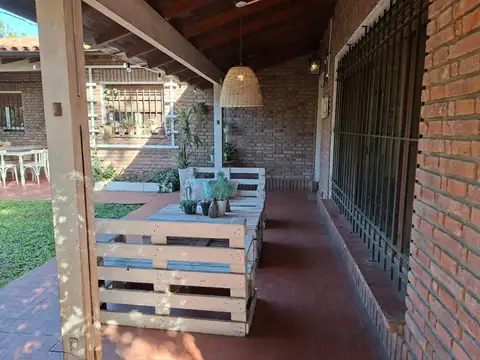 Casa 4 ambientes con 2 baños