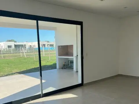Casa en Venta en Pilar del Este - Santa Lucia, USD 215.000