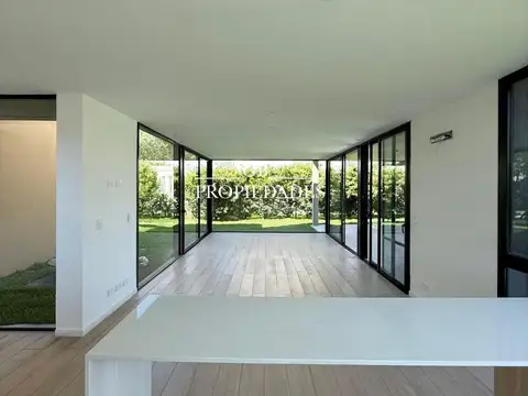 Casa 6 ambientes con 4 baños