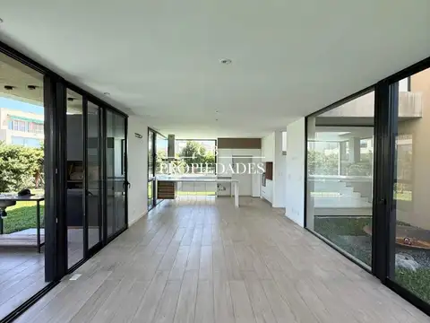 Casa 6 ambientes con 4 baños