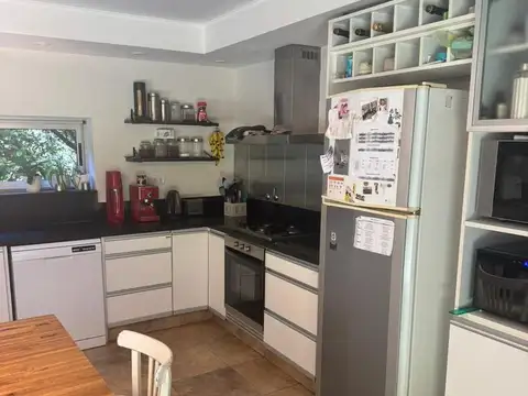 Casa en Alquiler con 2 cocheras
