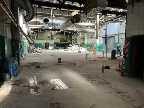 Importante galpon + oficinas