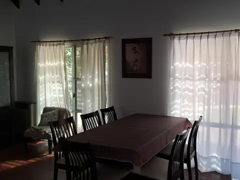 Casa 4 ambientes con 2 baños