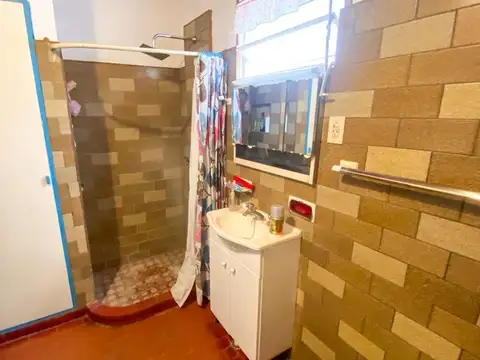 Casa 9 ambientes con 2 baños
