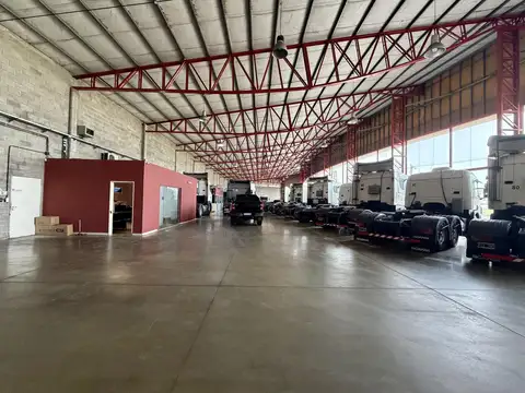 Local comercial con amplio frente a acceso oeste en alquiler